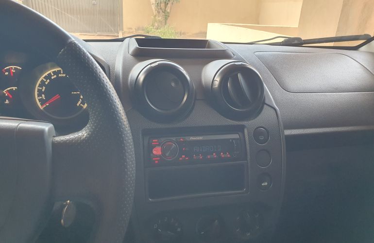 Ford Fiesta Hatch 1.0 (Flex) - Foto #3
