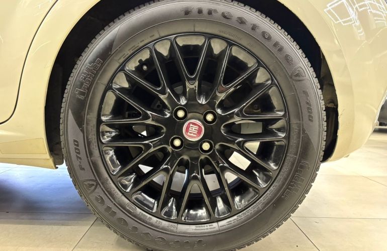 Fiat Punto 1.6 Essence 16v - Foto #8