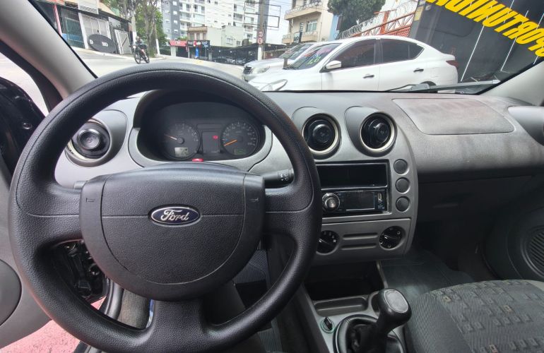 Ford Fiesta Hatch Personnalité 1.0 8V - Foto #3