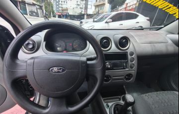 Ford Fiesta Hatch Personnalité 1.0 8V - Foto #3