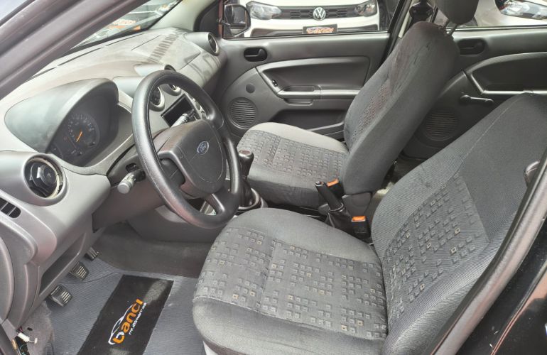 Ford Fiesta Hatch Personnalité 1.0 8V - Foto #4