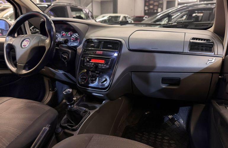 Fiat Punto 1.4 Attractive 8v - Foto #9