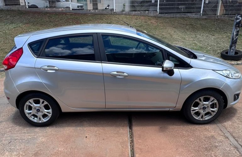 Ford Fiesta 1.5 SE Hatch 16v - Foto #4