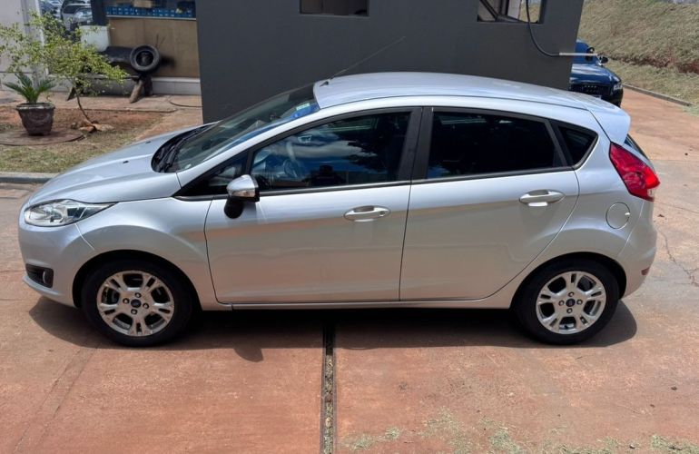 Ford Fiesta 1.5 SE Hatch 16v - Foto #5