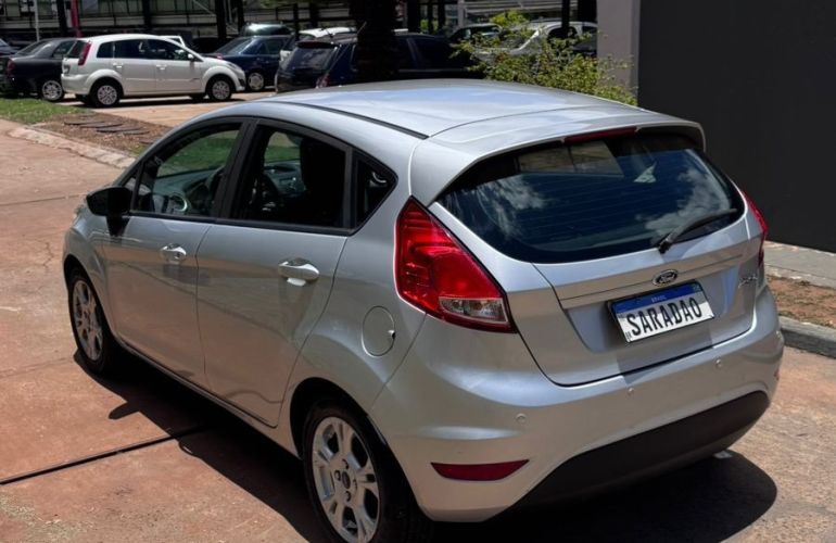 Ford Fiesta 1.5 SE Hatch 16v - Foto #9