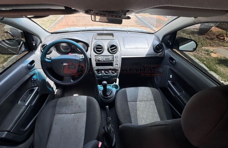 Ford Fiesta 1.0 MPi Hatch 8v - Foto #10