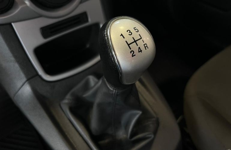 Ford Fiesta 1.6 SE Hatch 16v - Foto #9