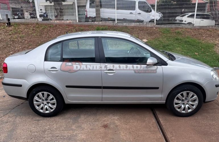 Volkswagen Polo Sedan 1.6 8V - Foto #6