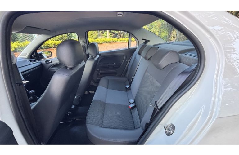 Volkswagen Voyage (G6) 1.0 TEC Total Flex - Foto #5