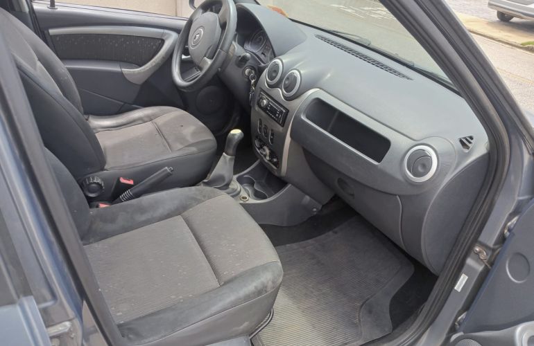Renault Logan Expression 1.0 16V (Flex) - Foto #2