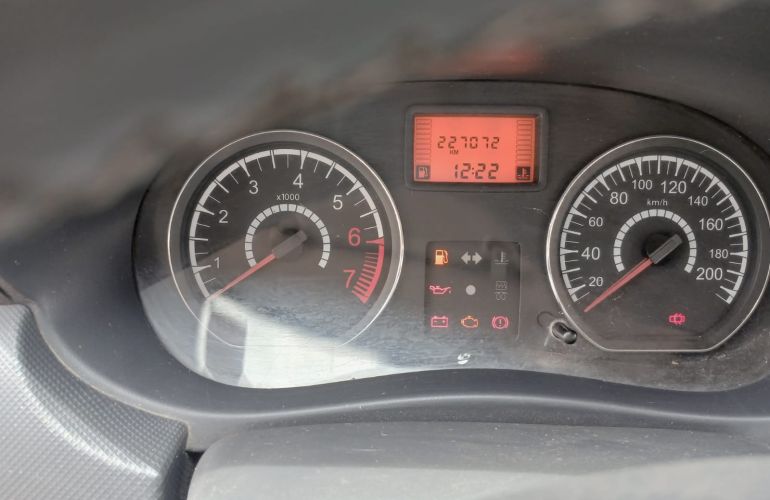 Renault Logan Expression 1.0 16V (Flex) - Foto #5