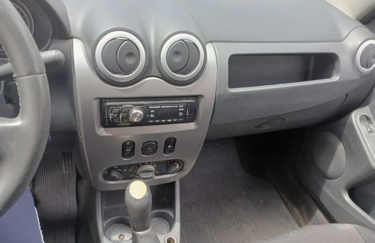 Renault Logan Expression 1.0 16V (Flex) - Foto #6