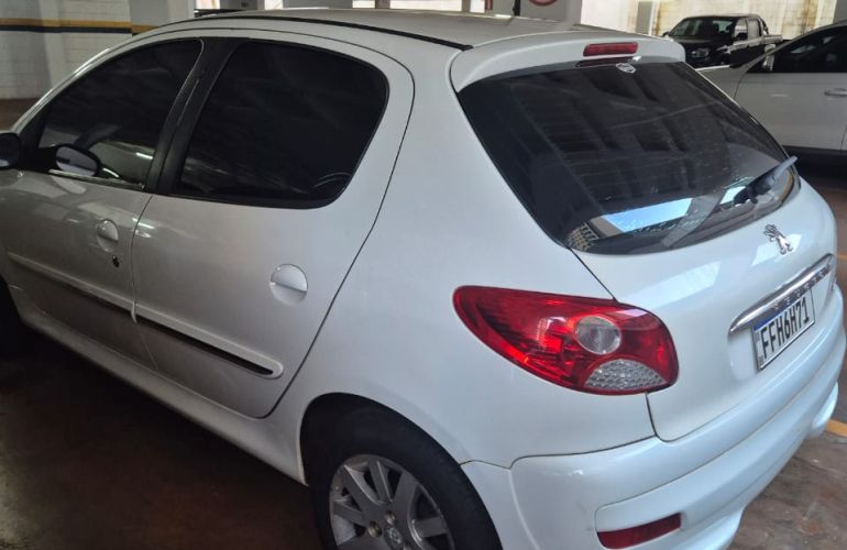 Peugeot 207 Hatch Active 1.4 (Flex) - Foto #4