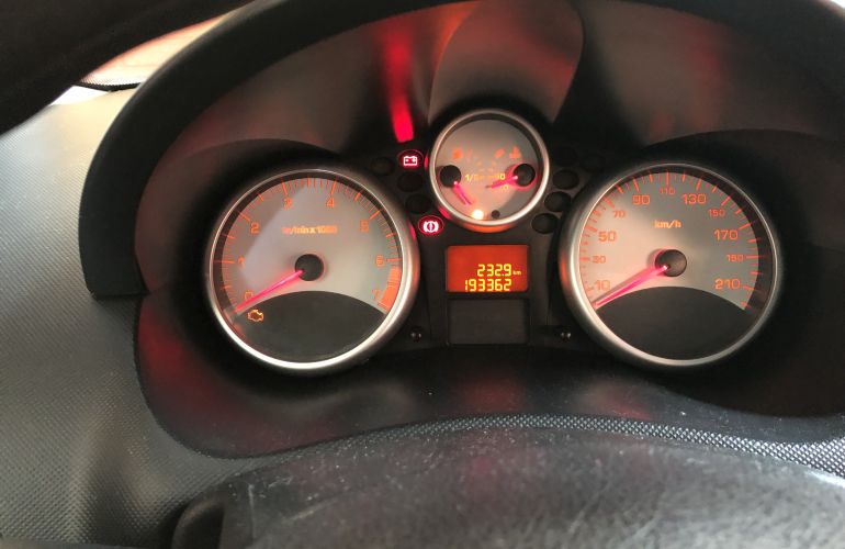 Peugeot 207 Hatch XR 1.4 8V (flex) 4p - Foto #4