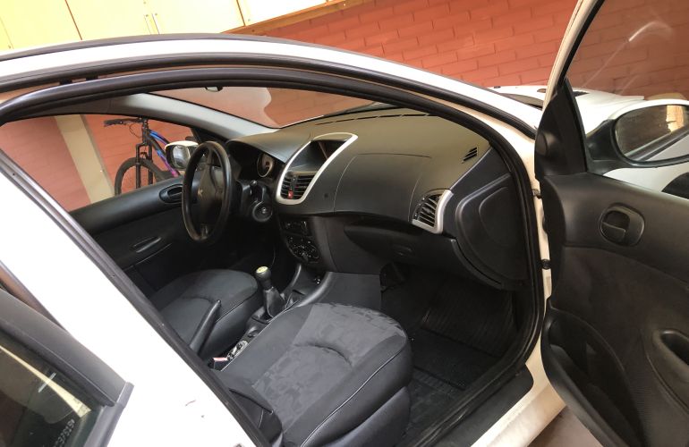 Peugeot 207 Hatch XR 1.4 8V (flex) 4p - Foto #6