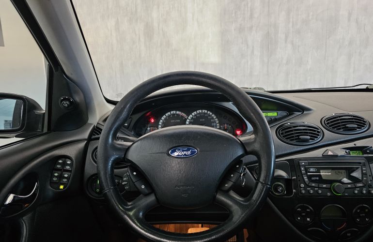Ford Focus Sedan Ghia 2.0 16V Duratec (Aut) - Foto #6