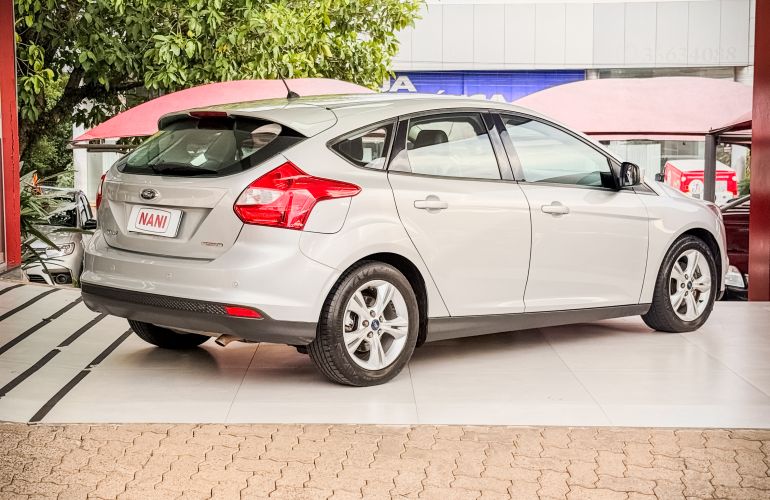 Ford Focus Hatch SE 2.0 16V PowerShift - Foto #4