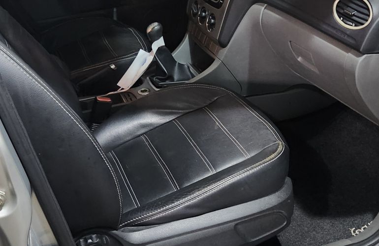 Ford Focus Sedan GLX 2.0 16V Duratec - Foto #4