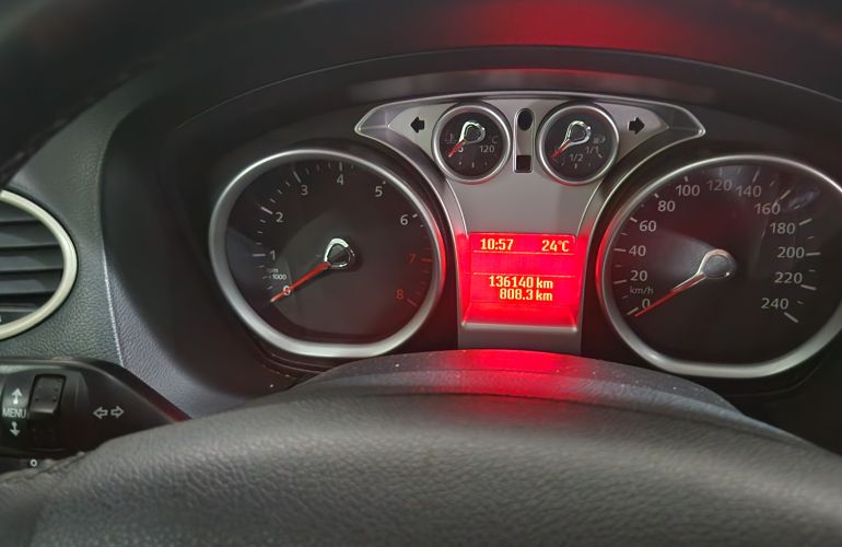 Ford Focus Sedan GLX 2.0 16V Duratec - Foto #5
