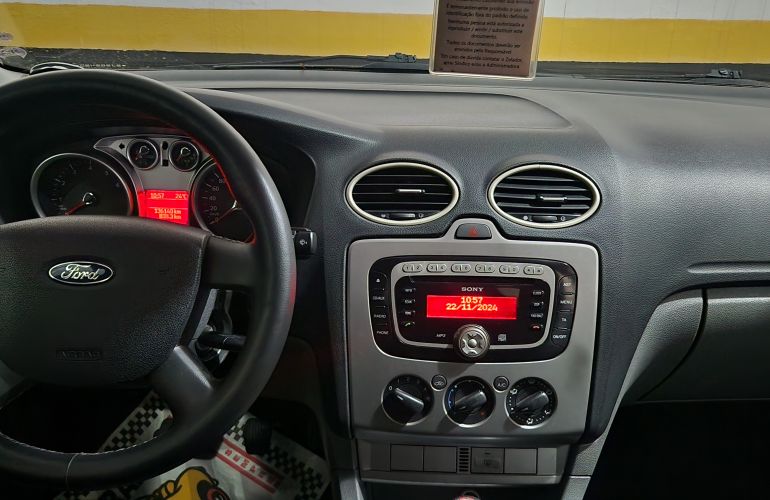 Ford Focus Sedan GLX 2.0 16V Duratec - Foto #7