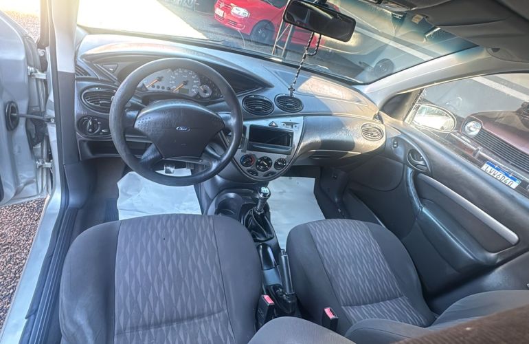 Ford Focus Hatch GL 1.6 8V - Foto #2