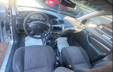 Ford Focus Hatch GL 1.6 8V - Foto #2