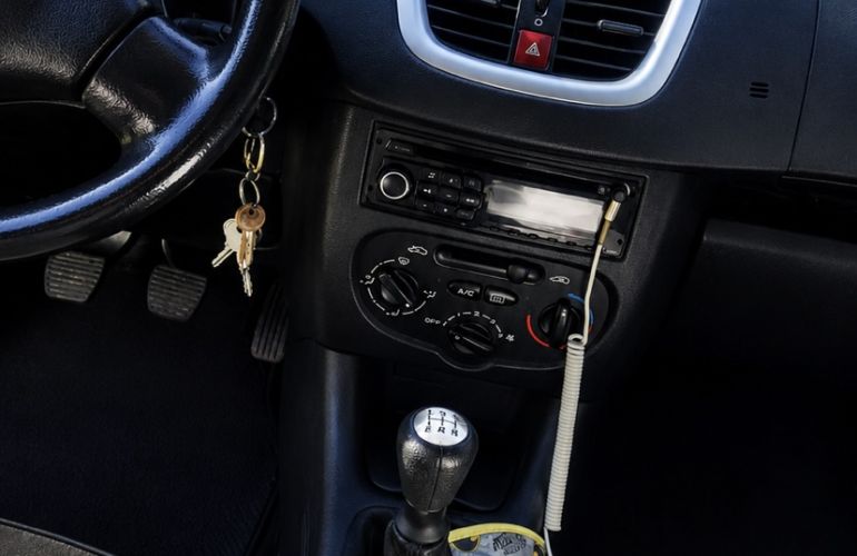Peugeot 207 Hatch XR 1.4 8V (flex) 4p - Foto #7