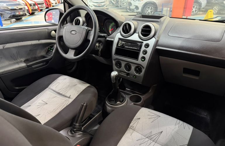 Ford Fiesta 1.6 MPi Hatch 8v - Foto #10