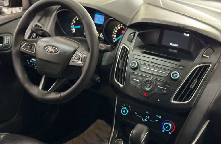 Ford Focus 2.0 SE Fastback 16v - Foto #9
