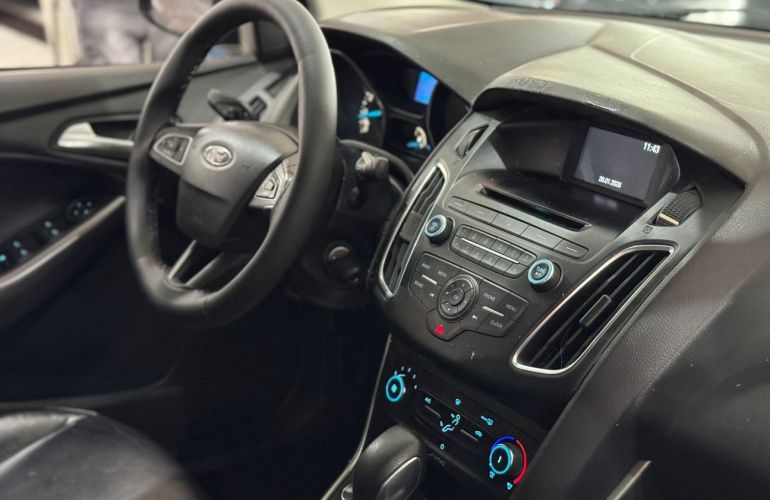 Ford Focus 2.0 SE Fastback 16v - Foto #10