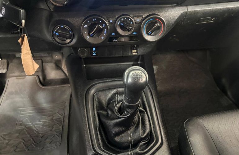 Toyota Hilux 2.8 D-4d Turbo CD Power Pack 4x4 - Foto #9