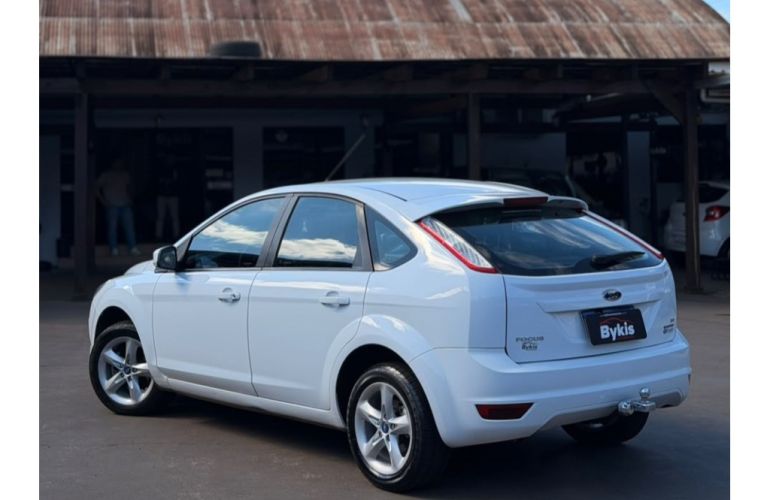 Ford Focus Hatch Ghia 2.0 16V (Flex) (Aut) - Foto #2