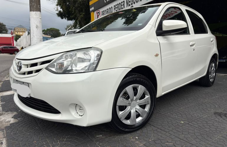Toyota Etios 1.3 X 16v - Foto #2