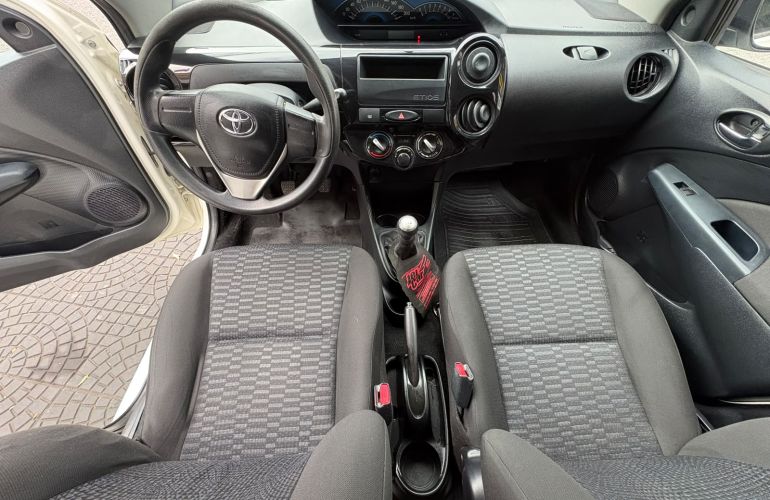 Toyota Etios 1.3 X 16v - Foto #7