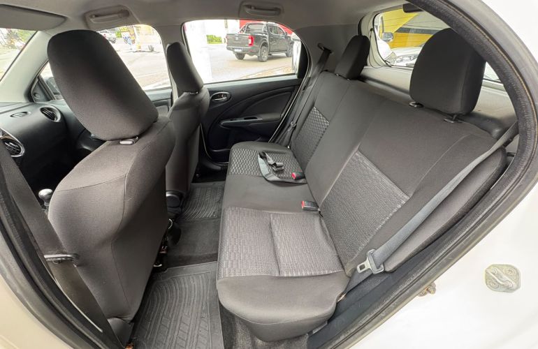 Toyota Etios 1.3 X 16v - Foto #8