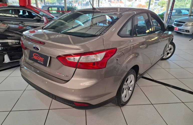 Ford Focus 2.0 S Sedan 16V Auto - Foto #2