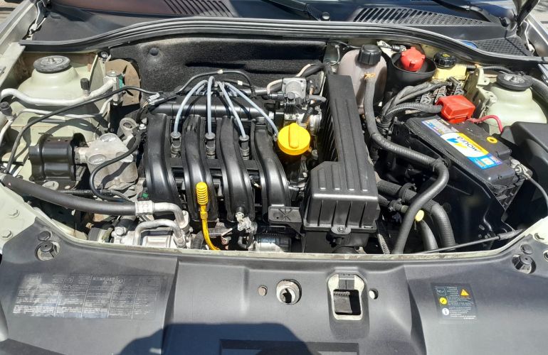 Renault Clio 1.0 Expression 16v - Foto #4