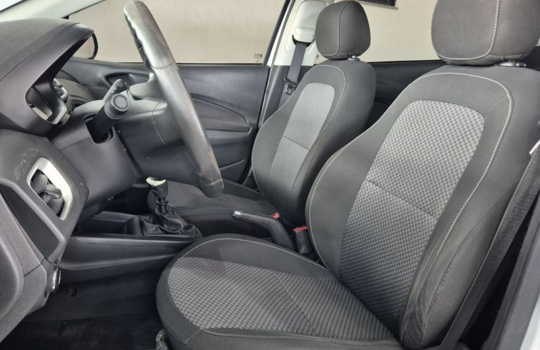 Chevrolet Onix 1.0 - Foto #10