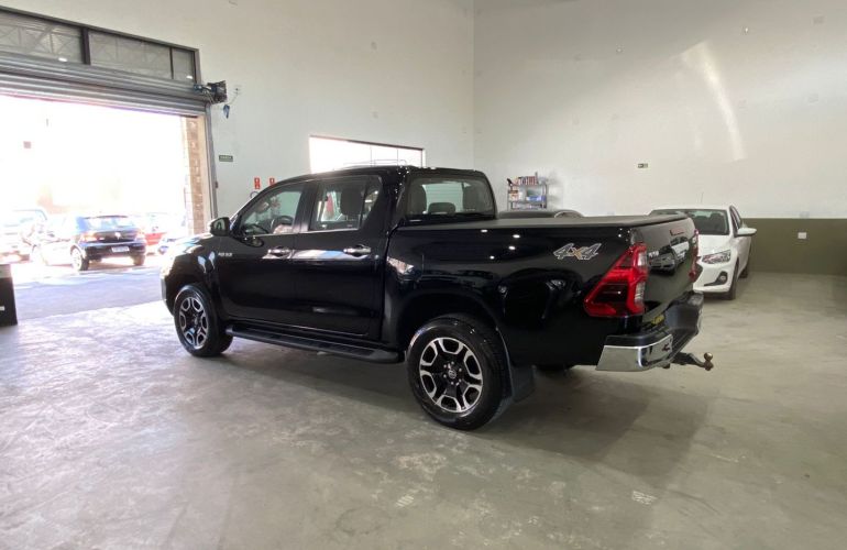 Toyota Hilux 2.8 D-4d Turbo Diesel CD Srx 4x4 Automático - Foto #2