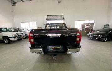 Toyota Hilux 2.8 D-4d Turbo Diesel CD Srx 4x4 Automático - Foto #3