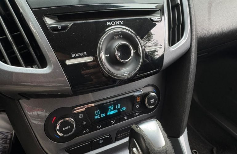 Ford Focus Hatch Titanium 2.0 16V - Foto #10