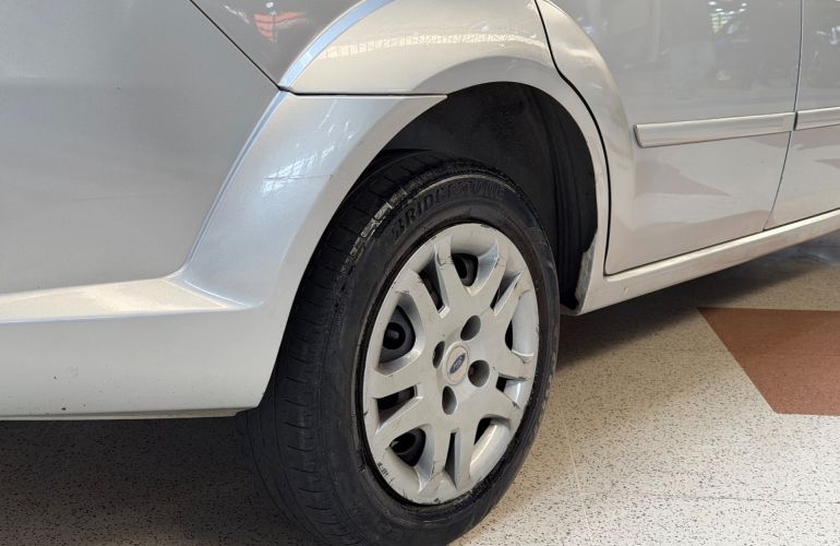 Ford Fiesta 1.6 MPi Sedan 8v - Foto #6