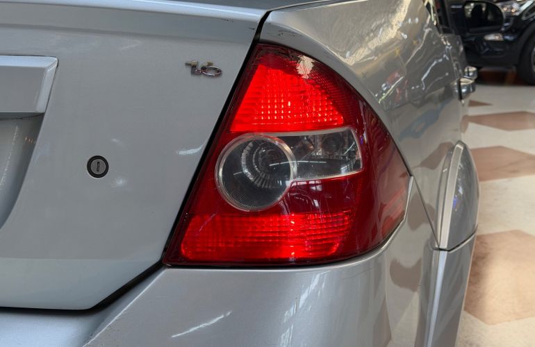 Ford Fiesta 1.6 MPi Sedan 8v - Foto #7