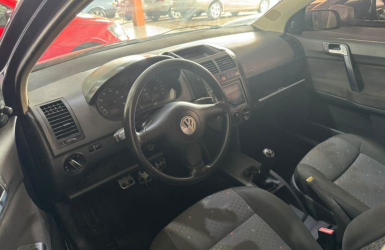 Volkswagen Polo Sedan 1.6 8V - Foto #5