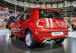 Adesivos temáticos fazem sucesso no Salão do Automóvel de SP