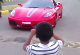 Pai deixa criança dirigir Ferrari e é preso