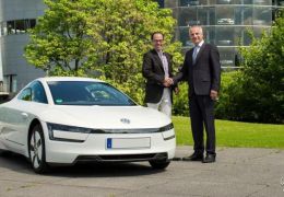 Primeira unidade da XL1 é entregue pela Volkswagen 