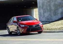 Toyota divulga imagem do Camry reestilizado