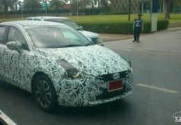 Novo Mazda 2 Sedan 2015 é flagrado nas ruas japonesas