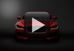 Jaguar mostra XE voando pendurado em um helicóptero